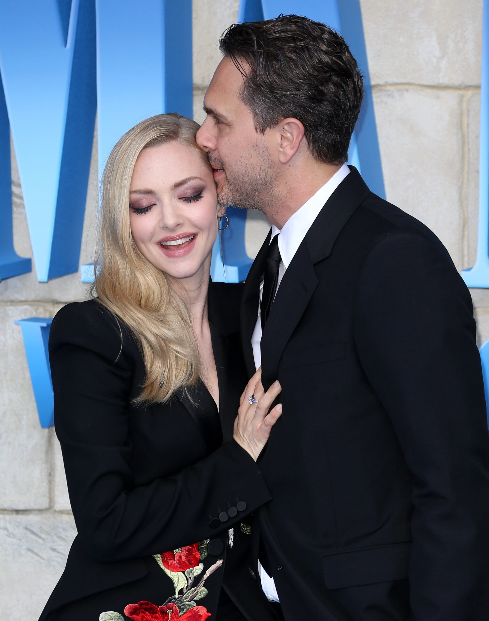 Thomas Sadoski kisses Amanda Seyfried