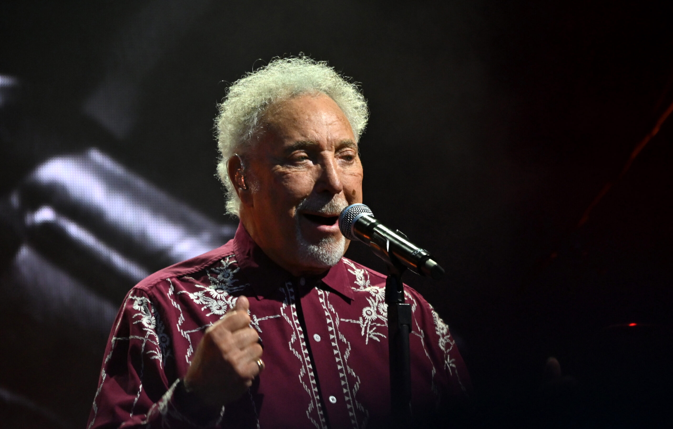 Sir Tom Jones singing on tour