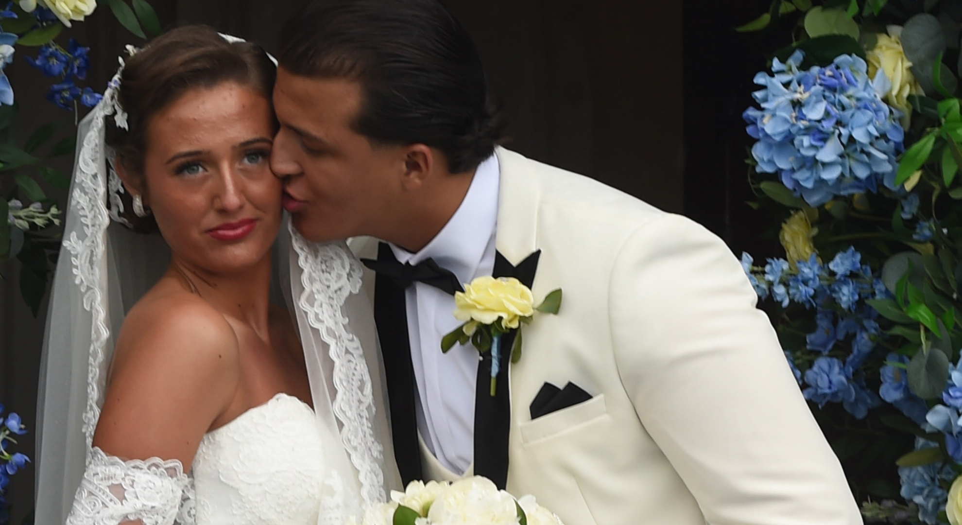 Noah kisses new wife Venezuela Fury
