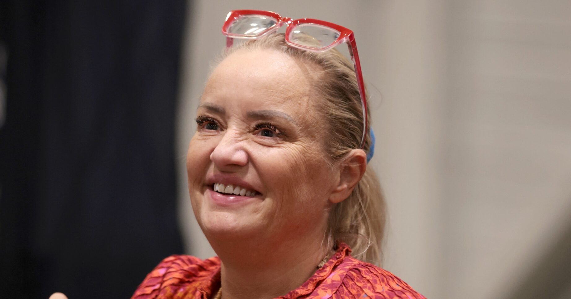 Lucy Davis smiling at event