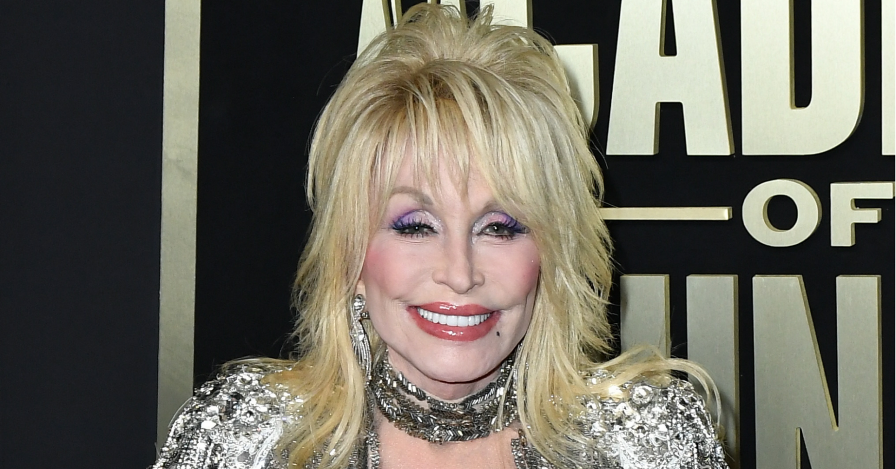 Dolly Parton shimmers in sparkly outfit