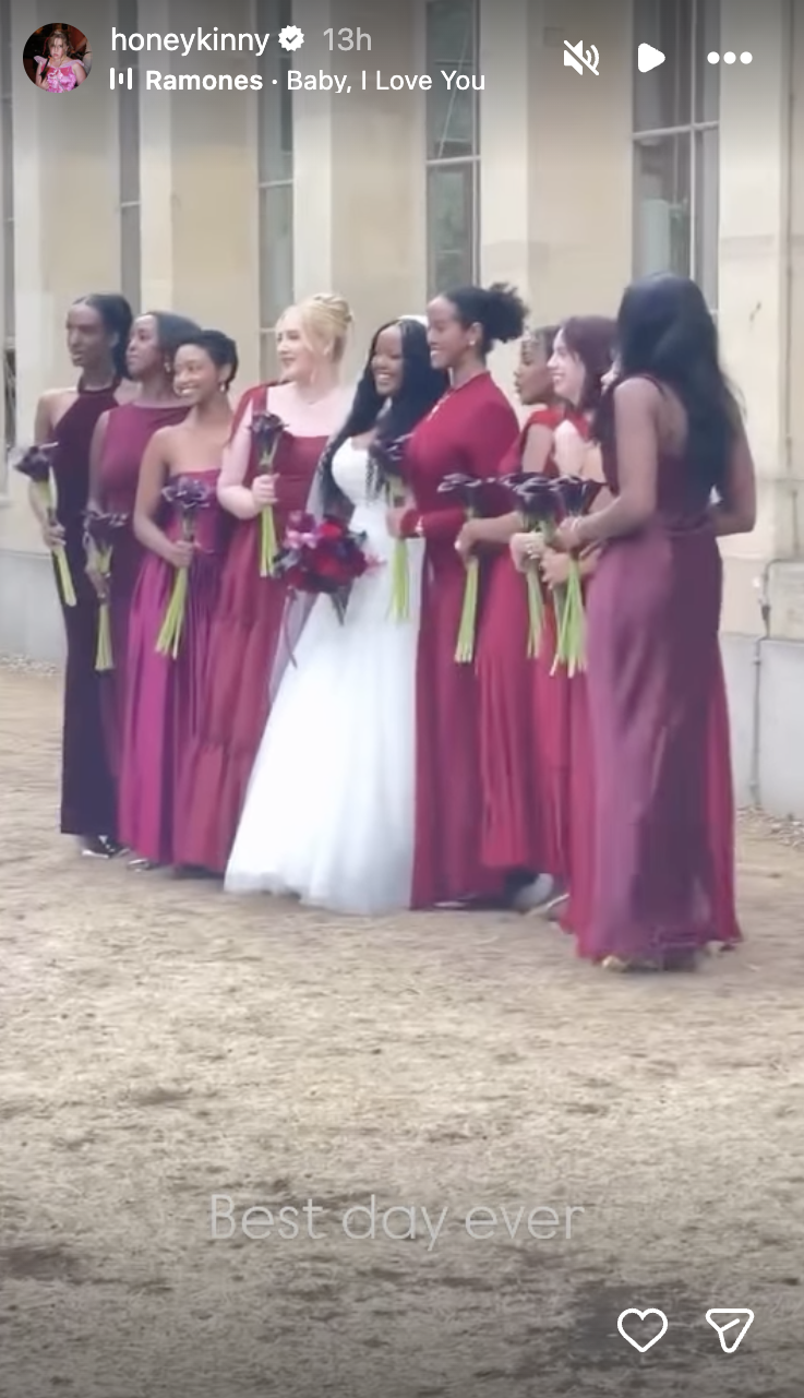 Muna and Honey Ross with bridesmaids 