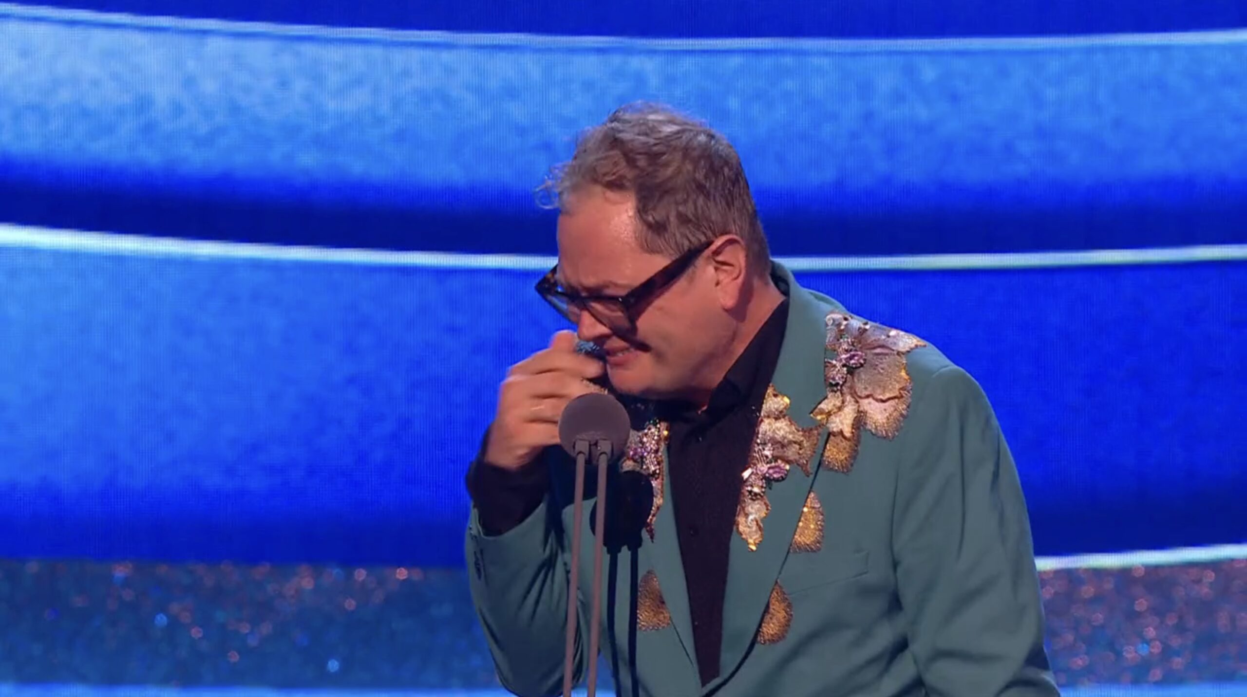 Alan Carr in tears at NTAs 