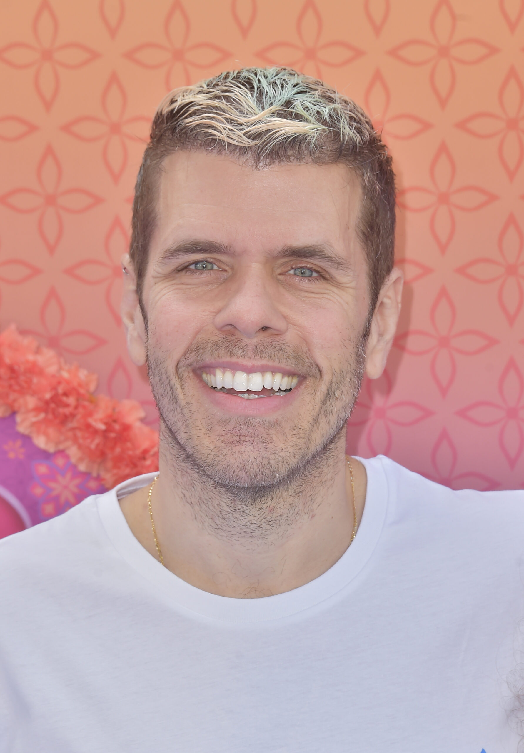 Perez Hilton wears a white shirt