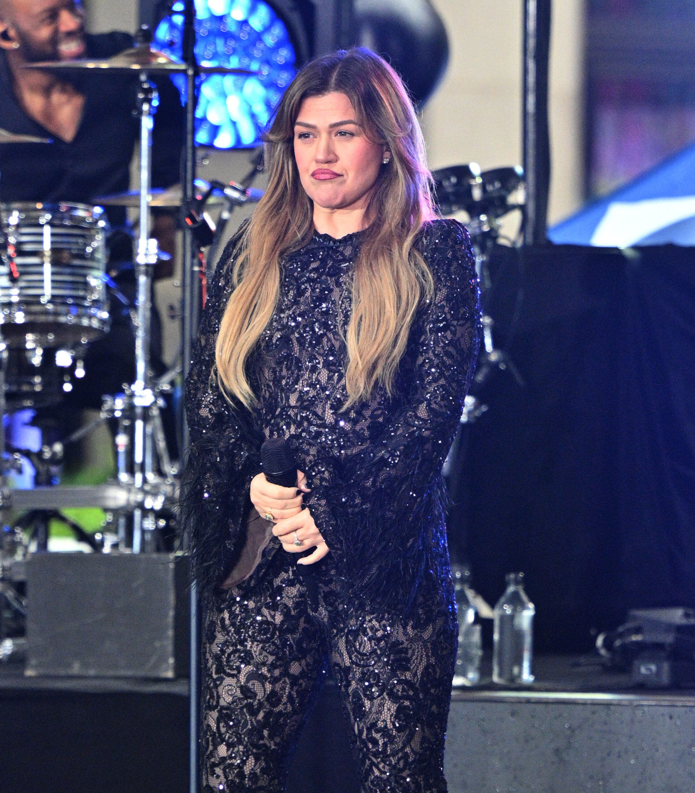 Kelly Clarkson on stage 