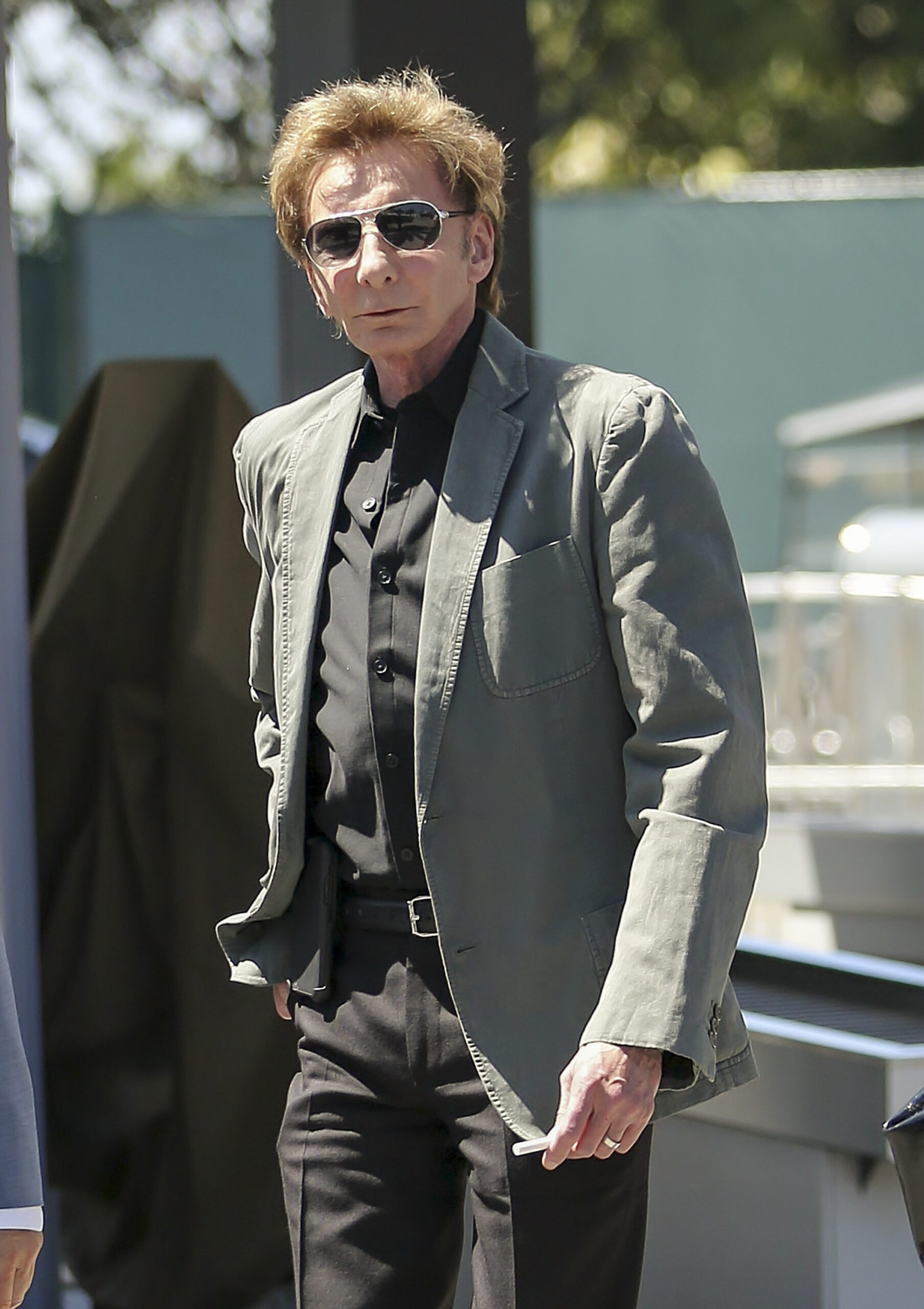 Barry Manilow with sunglasses on 