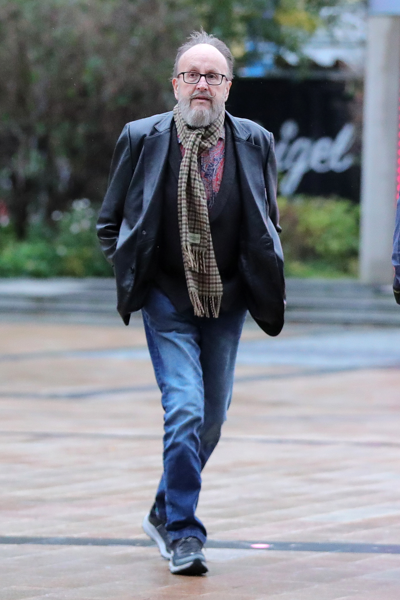 Si King walking 