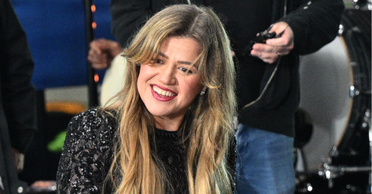 Kelly Clarkson smiles