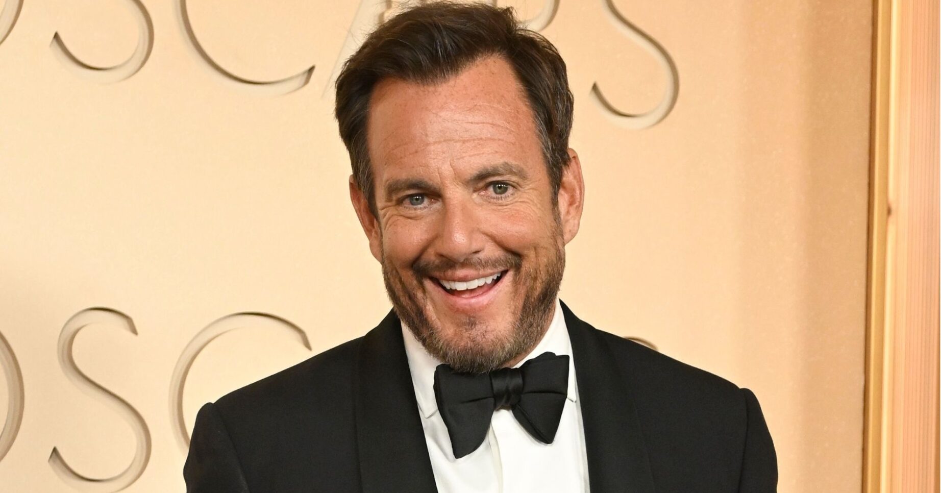 Will Arnett smiling on the red carpet